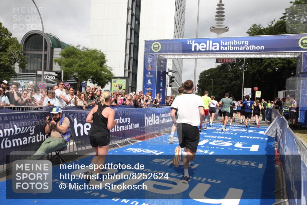 29.06.2025 - hella hamburg halbmarathon Michael Strokosch http://msf.ph/oto/8252624 29.06.2025 10:58:43 Ziel 1319, 2619, 2656, 2978, 3251, 4467, 6592, 6595, 7082, 7659, 8322, 10943, 11605, 11846, 12809, 12862, 13694, 15197, 16189, 18501, 18587 meine-sportfotos.de