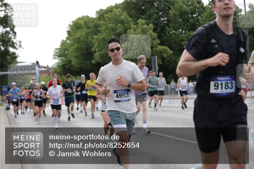 29.06.2025 - hella hamburg halbmarathon Jannik Wohlers http://msf.ph/oto/8252654 29.06.2025 10:31:11 Lombardsbrücke 1235, 1844, 1879, 3396, 3397, 3424, 3571, 3681, 4953, 5165, 5846, 5965, 6078, 6546, 6573, 6640, 7772, 8806, 9104, 9183, 9478, 9812, 9882, 9883, 10240, 10421, 10435, 10586, 11178, 11587, 12381, 12758, 13724, 15024, 15102, 15222, 15575, 16541, 16978, 17043, 17362, 17404, 17517, 17706, 17989, 18433, 18507, 18613, 18672, 18883, 18943, 19068, 19233 meine-sportfotos.de