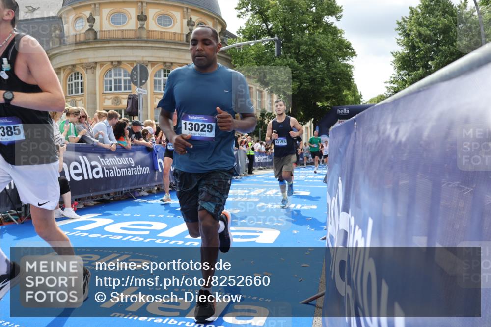 29.06.2025 - hella hamburg halbmarathon Strokosch-Dieckow http://msf.ph/oto/8252660 29.06.2025 10:40:59 Ziel 1136, 1677, 2568, 2949, 4871, 6550, 6683, 9358, 9547, 9755, 9815, 10934, 11062, 11922, 12088, 12385, 13029, 13158, 13268, 15689, 16347, 17032, 17100, 17620, 17720, 17971, 18045, 18049, 18173 meine-sportfotos.de