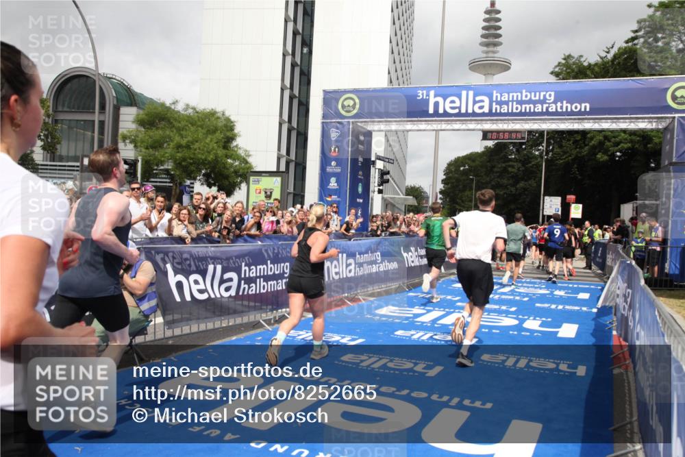 29.06.2025 - hella hamburg halbmarathon Michael Strokosch http://msf.ph/oto/8252665 29.06.2025 10:58:43 Ziel 1319, 2619, 2656, 2978, 3251, 4467, 6592, 6595, 7082, 7659, 8322, 10943, 11605, 11846, 12809, 12862, 13694, 15197, 16189, 18501, 18587 meine-sportfotos.de