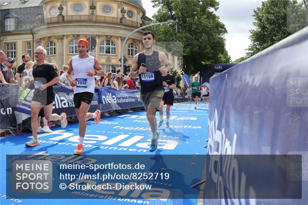 29.06.2025 - hella hamburg halbmarathon Strokosch-Dieckow http://msf.ph/oto/8252719 29.06.2025 10:40:59 Ziel 1136, 1677, 2568, 2949, 4871, 6550, 6683, 9358, 9547, 9755, 9815, 10934, 11062, 11922, 12088, 12385, 13029, 13158, 13268, 15689, 16347, 17032, 17100, 17620, 17720, 17971, 18045, 18049, 18173 meine-sportfotos.de