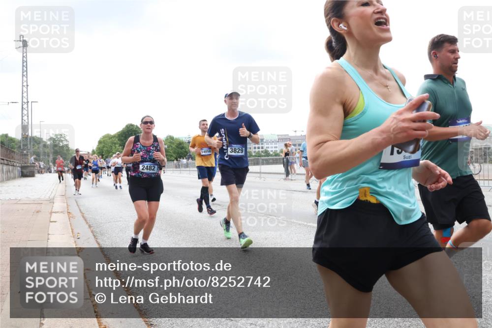 29.06.2025 - hella hamburg halbmarathon Lena Gebhardt http://msf.ph/oto/8252742 29.06.2025 10:34:14 Lombardsbrücke 1417, 1672, 1705, 1787, 1896, 2265, 2412, 2464, 2482, 2496, 2510, 2511, 2526, 2801, 2933, 3145, 3264, 3340, 3345, 3829, 3848, 4479, 4540, 4807, 4824, 4826, 4942, 5561, 5566, 5584, 5609, 5691, 5821, 5822, 5887, 6105, 6171, 6329, 6364, 6515, 6516, 6571, 6574, 6956, 7027, 7324, 7329, 7565, 8202, 8277, 8349, 8375, 8377, 8383, 8401, 8705, 8965, 9094, 9379, 9875, 9995, 10007, 10071, 10360, 10561, 10564, 11872, 13957, 16682, 16919, 17230, 18158, 18941 meine-sportfotos.de