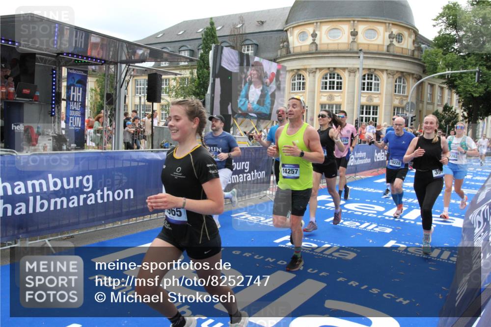 29.06.2025 - hella hamburg halbmarathon Michael Strokosch http://msf.ph/oto/8252747 29.06.2025 10:50:12 Ziel 1119, 1216, 1507, 3296, 3562, 7176, 8313, 9031, 9303, 9965, 10371, 11607, 12203, 12235, 13282, 14257, 18228, 18657, 18658 meine-sportfotos.de