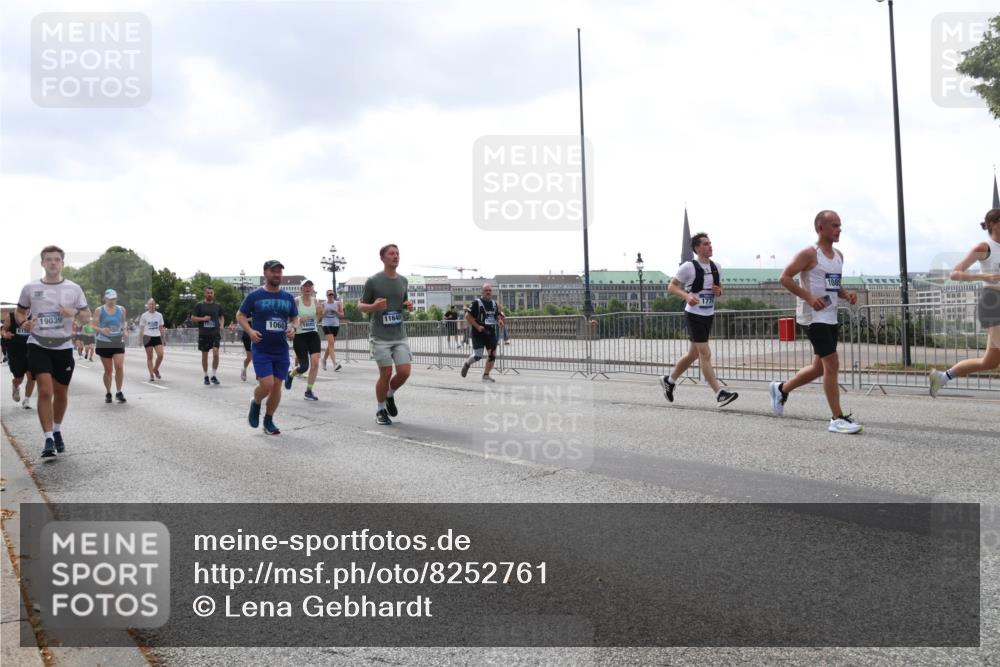 29.06.2025 - hella hamburg halbmarathon Lena Gebhardt http://msf.ph/oto/8252761 29.06.2025 10:45:45 Lombardsbrücke 1004, 1033, 1060, 1085, 1100, 1104, 1421, 1426, 1555, 1713, 1854, 1867, 1868, 1983, 2008, 2216, 2217, 2398, 2522, 2550, 2657, 2664, 2917, 2954, 2965, 2973, 3357, 3377, 3879, 4099, 4102, 4104, 4223, 4224, 4306, 4317, 4388, 4504, 4572, 4820, 5044, 5099, 5108, 5339, 5635, 5636, 5769, 5770, 5892, 5949, 6133, 6150, 6333, 6623, 6763, 6788, 6911, 6922, 7268, 7283, 7356, 7530, 7541, 7605, 7859, 8605, 8745, 9120, 9121, 9426, 9620, 10030, 10182, 10225, 10327, 10329, 10367, 10511 meine-sportfotos.de