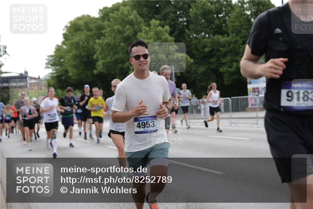 29.06.2025 - hella hamburg halbmarathon Jannik Wohlers http://msf.ph/oto/8252789 29.06.2025 10:31:12 Lombardsbrücke 1235, 1844, 1879, 2831, 3396, 3397, 3424, 3571, 3681, 4953, 5165, 5846, 5965, 6160, 6546, 6573, 6640, 7334, 7772, 8304, 8620, 8806, 9104, 9183, 9478, 9812, 9882, 9883, 10240, 10421, 10435, 10586, 11178, 11587, 12381, 12758, 13724, 15024, 15102, 15222, 15575, 16541, 16978, 17043, 17362, 17404, 17517, 17706, 17989, 18433, 18507, 18613, 18672, 18883, 18943, 19068, 19233 meine-sportfotos.de