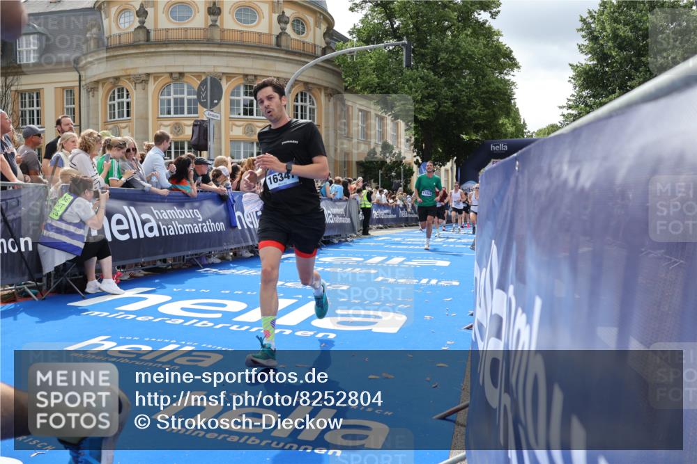 29.06.2025 - hella hamburg halbmarathon Strokosch-Dieckow http://msf.ph/oto/8252804 29.06.2025 10:41:00 Ziel 1136, 1677, 2568, 2949, 3618, 4871, 6550, 6683, 9358, 9659, 9755, 9815, 11062, 11922, 12088, 12385, 13029, 13158, 13268, 15689, 16347, 17032, 17100, 17620, 17720, 17971, 18045, 18049, 18173 meine-sportfotos.de
