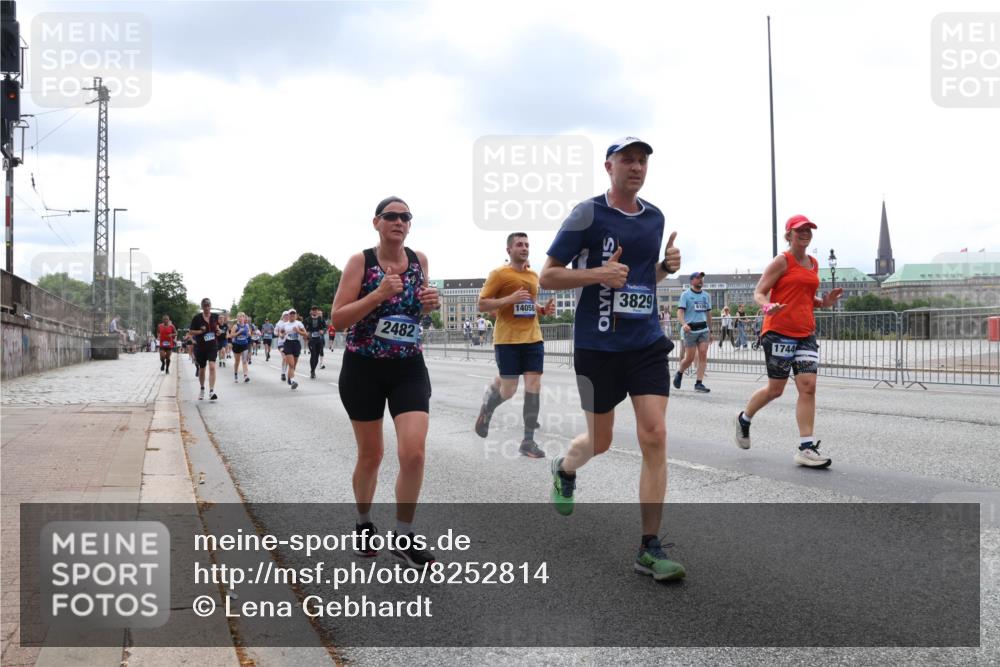 29.06.2025 - hella hamburg halbmarathon Lena Gebhardt http://msf.ph/oto/8252814 29.06.2025 10:34:14 Lombardsbrücke 1417, 1672, 1705, 1787, 1896, 2265, 2412, 2464, 2482, 2496, 2510, 2511, 2526, 2801, 2933, 3145, 3264, 3340, 3345, 3829, 3848, 4479, 4540, 4807, 4824, 4826, 4942, 5561, 5566, 5584, 5609, 5691, 5821, 5822, 5887, 6105, 6171, 6329, 6364, 6515, 6516, 6571, 6574, 6956, 7027, 7324, 7329, 7565, 8202, 8277, 8349, 8375, 8377, 8383, 8401, 8705, 8965, 9094, 9379, 9875, 9995, 10007, 10071, 10360, 10561, 10564, 11872, 13957, 16682, 16919, 17230, 18158, 18941 meine-sportfotos.de