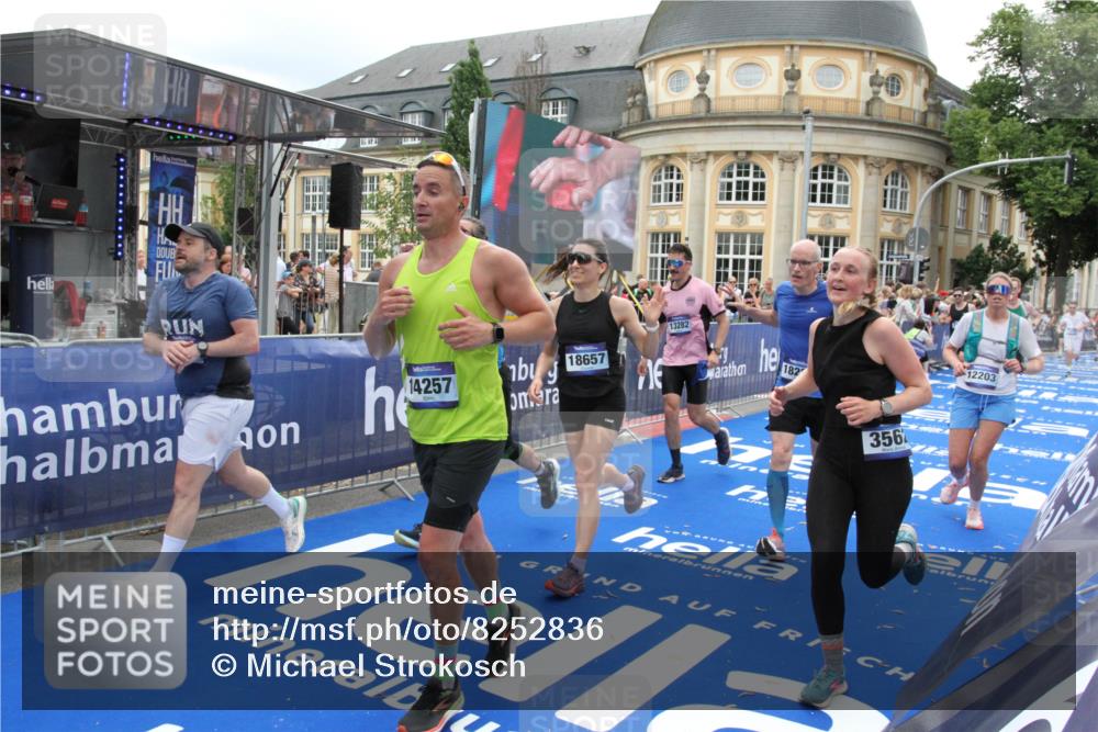 29.06.2025 - hella hamburg halbmarathon Michael Strokosch http://msf.ph/oto/8252836 29.06.2025 10:50:12 Ziel 1119, 1216, 1507, 3296, 3562, 7176, 8313, 9031, 9303, 9965, 10371, 11607, 12203, 12235, 13282, 14257, 18228, 18657, 18658 meine-sportfotos.de