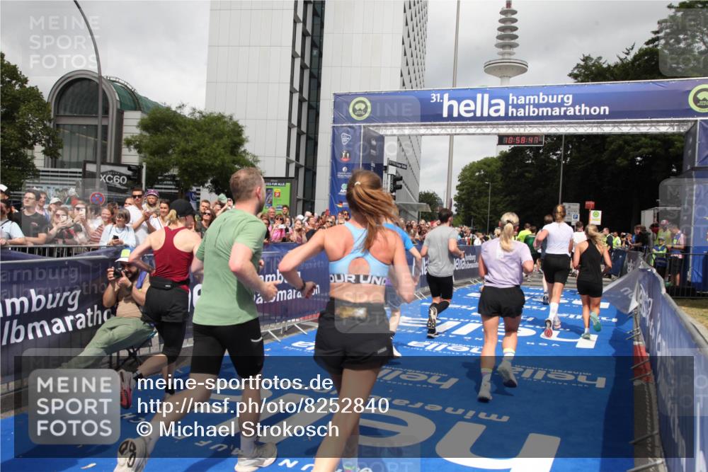 29.06.2025 - hella hamburg halbmarathon Michael Strokosch http://msf.ph/oto/8252840 29.06.2025 10:58:46 Ziel 1319, 2656, 5675, 6592, 7659, 8322, 8929, 10943, 11605, 11846, 12862, 13512, 13694, 13880, 14266, 14902, 15197, 16189, 17839, 18587 meine-sportfotos.de
