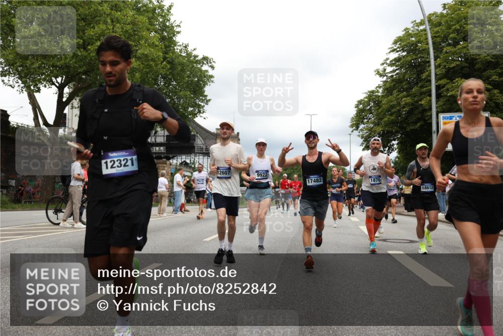 29.06.2025 - hella hamburg halbmarathon Yannick Fuchs http://msf.ph/oto/8252842 29.06.2025 10:48:02 20KM 1267, 1422, 1442, 1502, 1549, 1870, 2058, 2432, 2518, 2630, 3096, 3103, 3310, 3819, 3898, 4299, 5020, 5259, 6260, 6294, 6374, 7129, 7395, 7478, 7973, 8223, 8285, 8394, 9032, 9380, 9791, 9922, 10040, 11009, 11068, 11430, 11789, 11844, 12213, 12321, 12607, 12632, 13033, 13147, 13397, 13794, 13803, 13912, 14026, 14239, 14702, 15146, 15856, 16623, 16750, 16780, 17482, 17765, 18308, 18450, 18514, 18612, 18759, 19067, 19177 meine-sportfotos.de