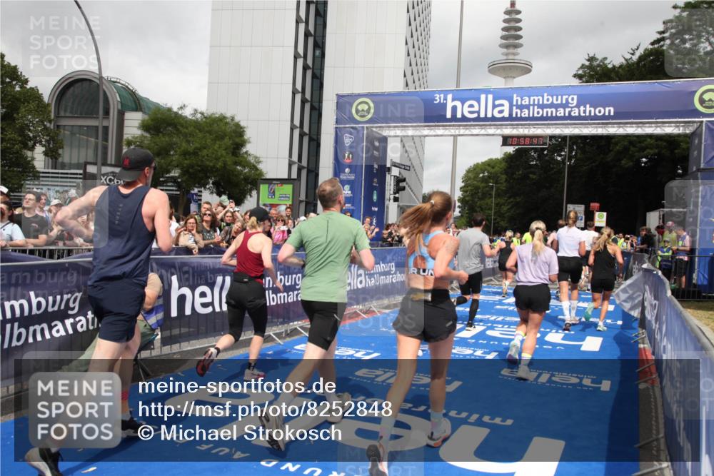 29.06.2025 - hella hamburg halbmarathon Michael Strokosch http://msf.ph/oto/8252848 29.06.2025 10:58:46 Ziel 1319, 2656, 5675, 6592, 7659, 8322, 8929, 10943, 11605, 11846, 12862, 13512, 13694, 13880, 14266, 14902, 15197, 16189, 17839, 18587 meine-sportfotos.de