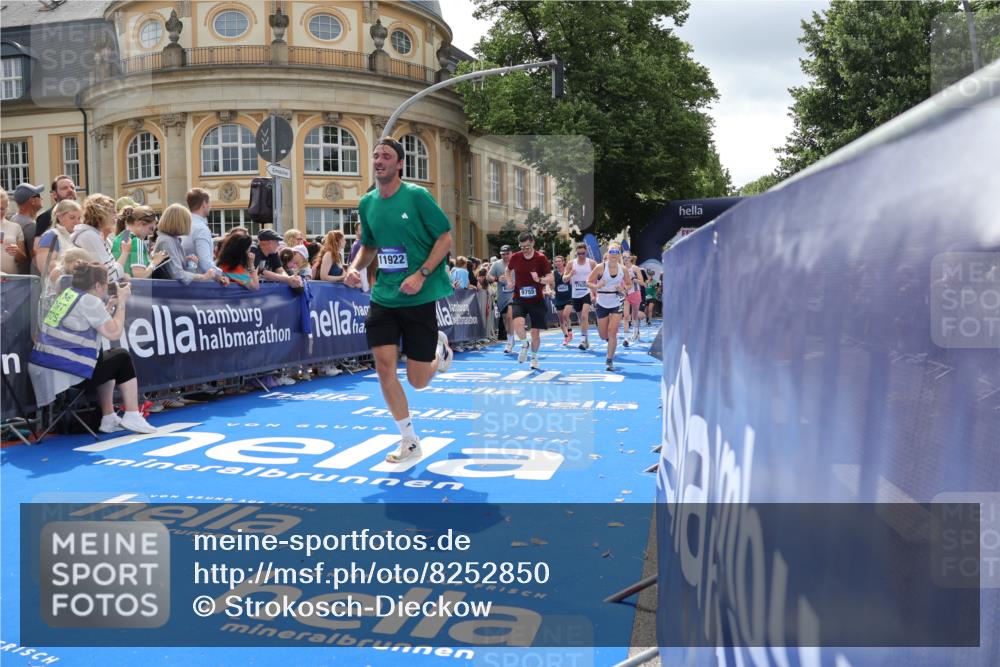 29.06.2025 - hella hamburg halbmarathon Strokosch-Dieckow http://msf.ph/oto/8252850 29.06.2025 10:41:02 Ziel 1136, 2568, 2949, 3618, 4380, 4871, 5709, 6550, 6683, 9358, 9659, 9755, 9815, 11062, 11922, 12088, 12385, 13029, 13158, 13268, 15689, 16347, 17032, 17100, 17620, 17720, 17971, 18045, 18049 meine-sportfotos.de