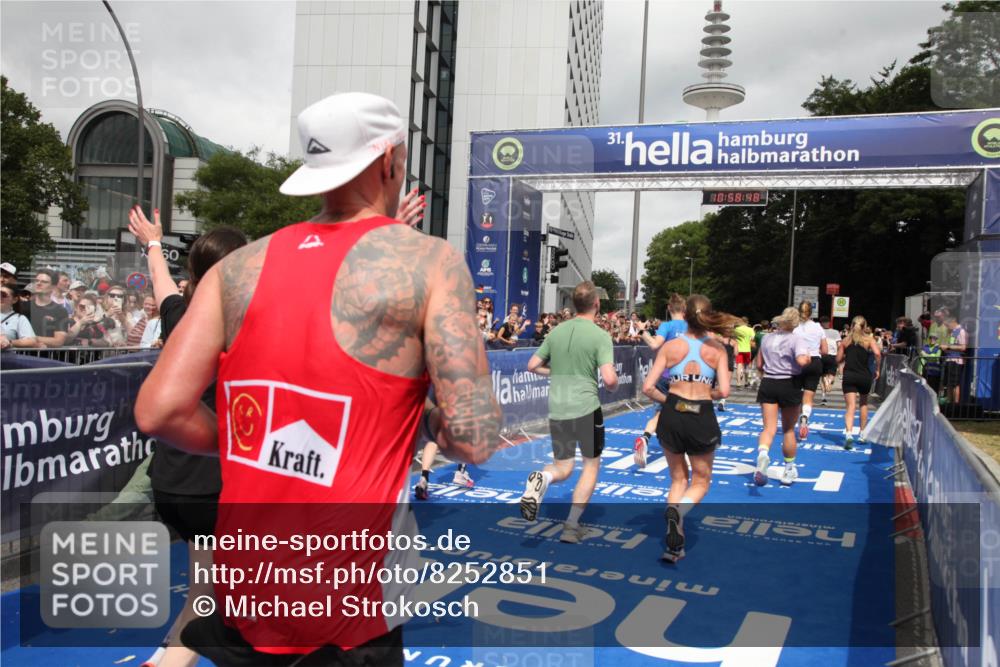 29.06.2025 - hella hamburg halbmarathon Michael Strokosch http://msf.ph/oto/8252851 29.06.2025 10:58:47 Ziel 1319, 2656, 2840, 5675, 6592, 8322, 8929, 10943, 11605, 11846, 12862, 13512, 13694, 13880, 14266, 14902, 15197, 16189, 17839, 18587 meine-sportfotos.de