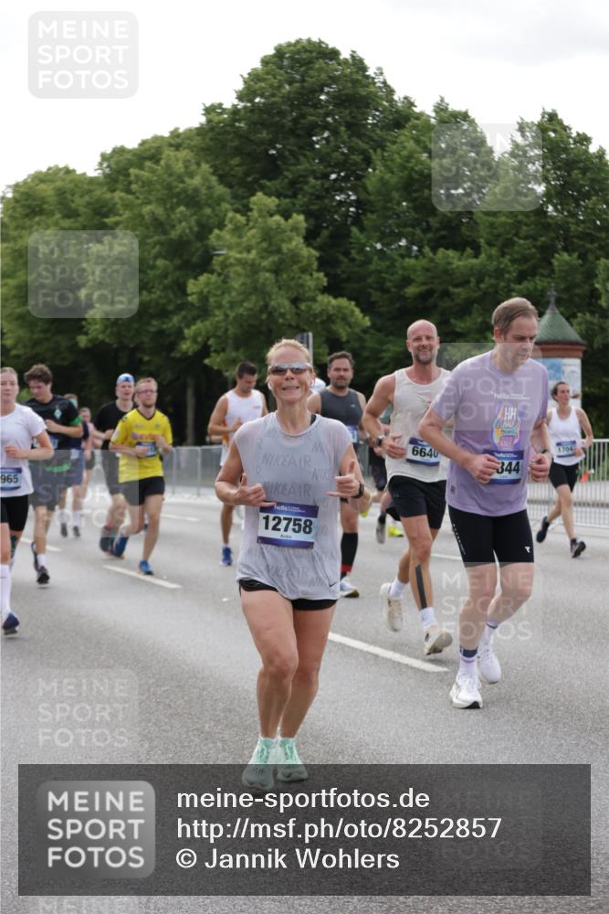 29.06.2025 - hella hamburg halbmarathon Jannik Wohlers http://msf.ph/oto/8252857 29.06.2025 10:31:13 Lombardsbrücke 1235, 1844, 1879, 2831, 2832, 3396, 3397, 3424, 3571, 3681, 4953, 5165, 5846, 5965, 6160, 6546, 6573, 6640, 7334, 7772, 8304, 8620, 8806, 9078, 9104, 9183, 9478, 9812, 9882, 9883, 10240, 10421, 10435, 10586, 11178, 11587, 12381, 12758, 13724, 15024, 15102, 15222, 15575, 16541, 16978, 17043, 17362, 17404, 17517, 17706, 17989, 18433, 18507, 18613, 18672, 18943, 19068, 19233 meine-sportfotos.de