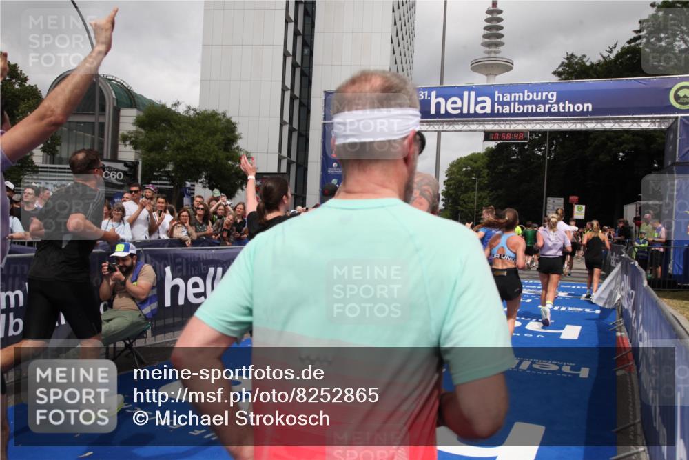 29.06.2025 - hella hamburg halbmarathon Michael Strokosch http://msf.ph/oto/8252865 29.06.2025 10:58:47 Ziel 1319, 2656, 2840, 5675, 6592, 8322, 8929, 10943, 11605, 11846, 12862, 13512, 13694, 13880, 14266, 14902, 15197, 16189, 17839, 18587 meine-sportfotos.de
