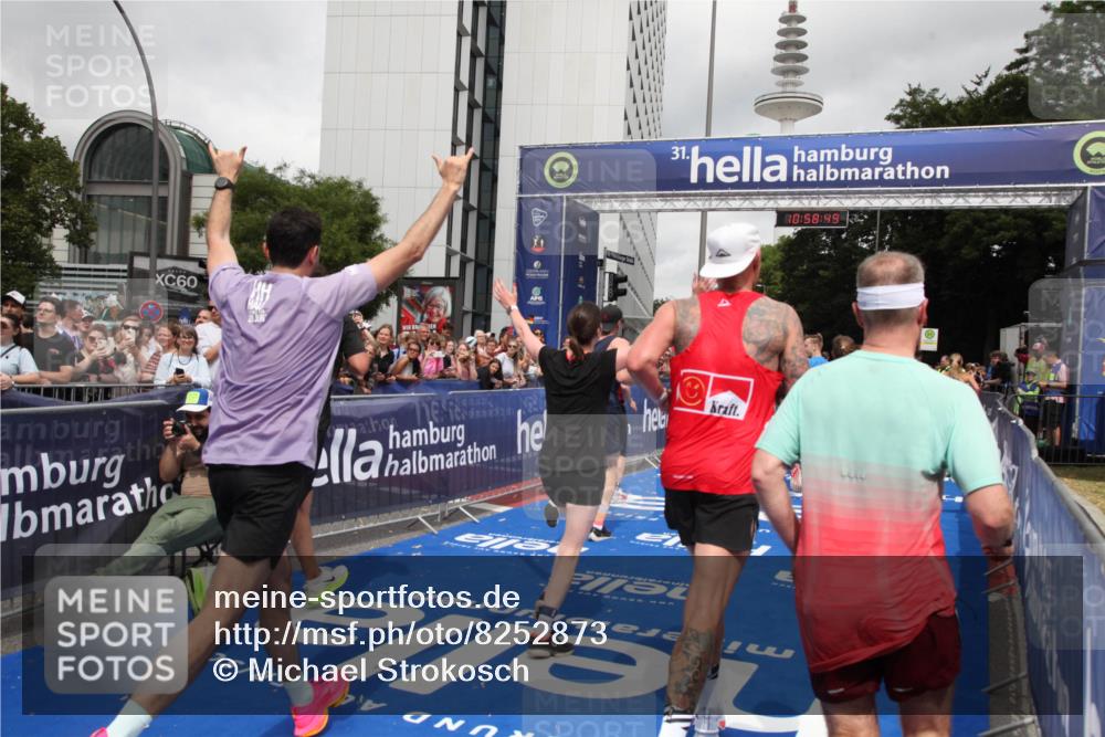 29.06.2025 - hella hamburg halbmarathon Michael Strokosch http://msf.ph/oto/8252873 29.06.2025 10:58:47 Ziel 1319, 2656, 2840, 5675, 6592, 8322, 8929, 10943, 11605, 11846, 12862, 13512, 13694, 13880, 14266, 14902, 15197, 16189, 17839, 18587 meine-sportfotos.de