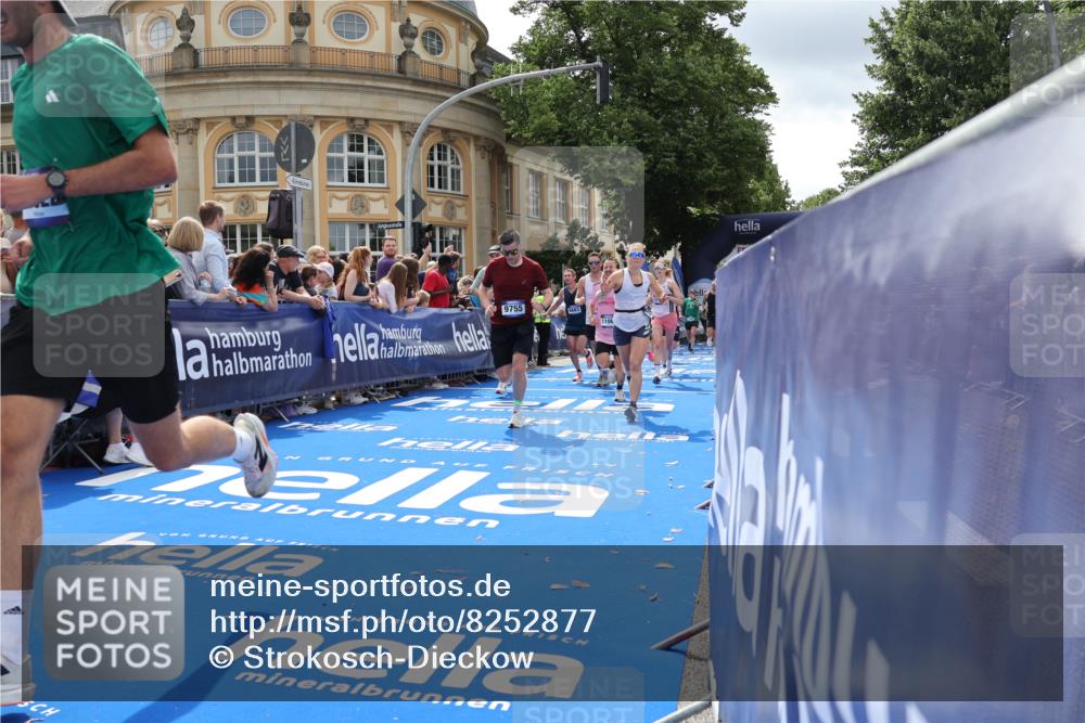29.06.2025 - hella hamburg halbmarathon Strokosch-Dieckow http://msf.ph/oto/8252877 29.06.2025 10:41:03 Ziel 1136, 2568, 2949, 3618, 4380, 4871, 5709, 6550, 6683, 8122, 9358, 9659, 9755, 9815, 11062, 11922, 13158, 13268, 15689, 16347, 17032, 17100, 17620, 17720, 17971, 18045, 18049 meine-sportfotos.de