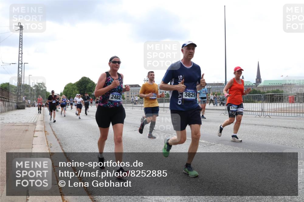 29.06.2025 - hella hamburg halbmarathon Lena Gebhardt http://msf.ph/oto/8252885 29.06.2025 10:34:14 Lombardsbrücke 1417, 1672, 1705, 1787, 1896, 2265, 2412, 2464, 2482, 2496, 2510, 2511, 2526, 2801, 2933, 3145, 3264, 3340, 3345, 3829, 3848, 4479, 4540, 4807, 4824, 4826, 4942, 5561, 5566, 5584, 5609, 5691, 5821, 5822, 5887, 6105, 6171, 6329, 6364, 6515, 6516, 6571, 6574, 6956, 7027, 7324, 7329, 7565, 8202, 8277, 8349, 8375, 8377, 8383, 8401, 8705, 8965, 9094, 9379, 9875, 9995, 10007, 10071, 10360, 10561, 10564, 11872, 13957, 16682, 16919, 17230, 18158, 18941 meine-sportfotos.de
