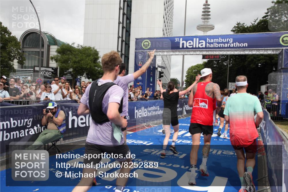 29.06.2025 - hella hamburg halbmarathon Michael Strokosch http://msf.ph/oto/8252889 29.06.2025 10:58:48 Ziel 1319, 2488, 2656, 2840, 5675, 6592, 6720, 8322, 8929, 10539, 10943, 11605, 11846, 12862, 13512, 13880, 14266, 14902, 14965, 15197, 16189, 17630, 17839, 18587 meine-sportfotos.de
