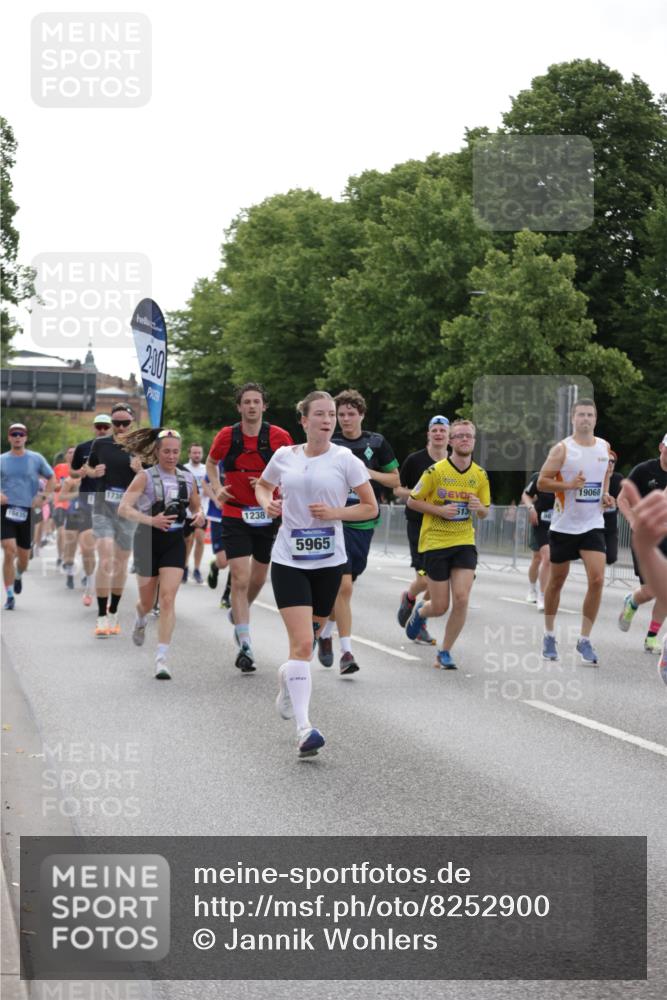 29.06.2025 - hella hamburg halbmarathon Jannik Wohlers http://msf.ph/oto/8252900 29.06.2025 10:31:13 Lombardsbrücke 1235, 1844, 1879, 2831, 2832, 3396, 3397, 3424, 3571, 3681, 4953, 5165, 5846, 5965, 6160, 6546, 6573, 6640, 7334, 7772, 8304, 8620, 8806, 9078, 9104, 9183, 9478, 9812, 9882, 9883, 10240, 10421, 10435, 10586, 11178, 11587, 12381, 12758, 13724, 15024, 15102, 15222, 15575, 16541, 16978, 17043, 17362, 17404, 17517, 17706, 17989, 18433, 18507, 18613, 18672, 18943, 19068, 19233 meine-sportfotos.de