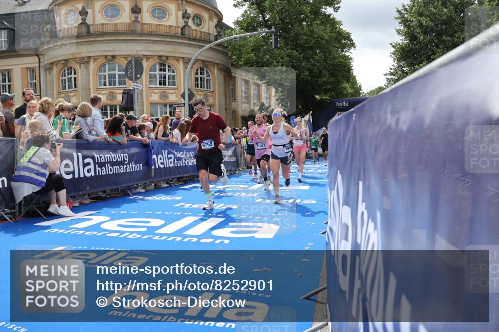 29.06.2025 - hella hamburg halbmarathon Strokosch-Dieckow http://msf.ph/oto/8252901 29.06.2025 10:41:03 Ziel 1136, 2568, 2949, 3618, 4380, 4871, 5709, 6550, 6683, 8122, 9358, 9659, 9755, 9815, 11062, 11922, 13158, 13268, 15689, 16347, 17032, 17100, 17620, 17720, 17971, 18045, 18049 meine-sportfotos.de