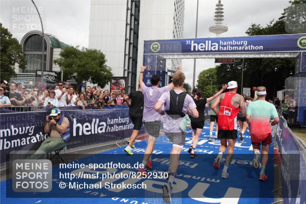 29.06.2025 - hella hamburg halbmarathon Michael Strokosch http://msf.ph/oto/8252930 29.06.2025 10:58:48 Ziel 1319, 2488, 2656, 2840, 5675, 6592, 6720, 8322, 8929, 10539, 10943, 11605, 11846, 12862, 13512, 13880, 14266, 14902, 14965, 15197, 16189, 17630, 17839, 18587 meine-sportfotos.de