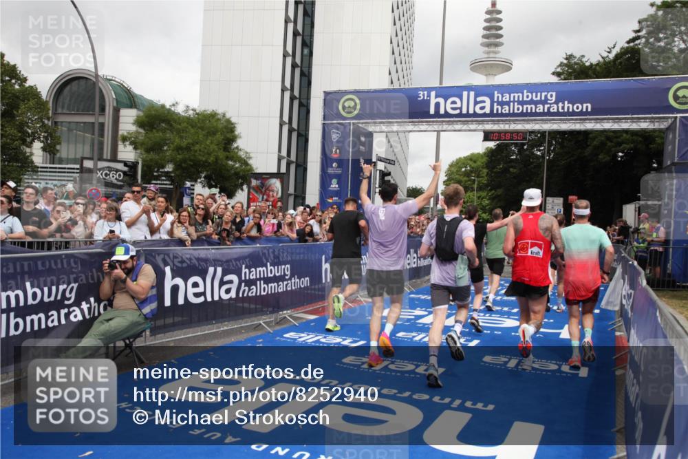 29.06.2025 - hella hamburg halbmarathon Michael Strokosch http://msf.ph/oto/8252940 29.06.2025 10:58:48 Ziel 1319, 2488, 2656, 2840, 5675, 6592, 6720, 8322, 8929, 10539, 10943, 11605, 11846, 12862, 13512, 13880, 14266, 14902, 14965, 15197, 16189, 17630, 17839, 18587 meine-sportfotos.de