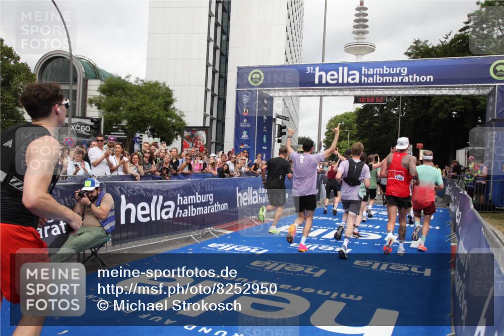 29.06.2025 - hella hamburg halbmarathon Michael Strokosch http://msf.ph/oto/8252950 29.06.2025 10:58:49 Ziel 1319, 2488, 2656, 2840, 5277, 5675, 6592, 6720, 8929, 10539, 10943, 11605, 11846, 13512, 13880, 14266, 14902, 14965, 15197, 16189, 17405, 17630, 17839, 18232, 18587, 18954 meine-sportfotos.de