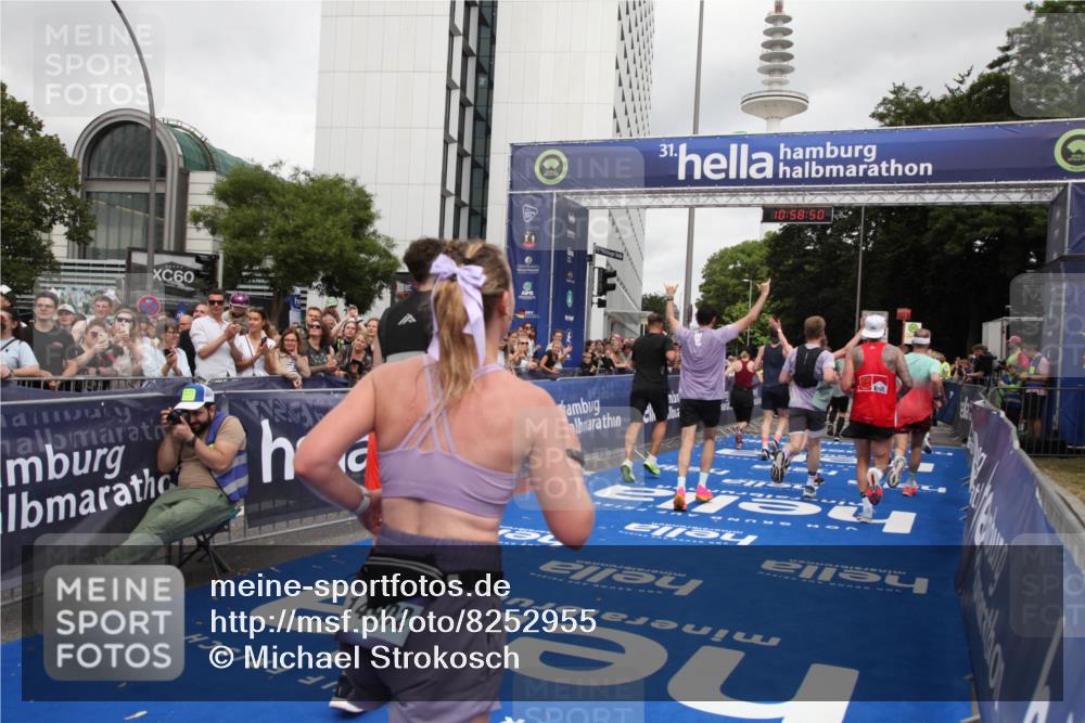 29.06.2025 - hella hamburg halbmarathon Michael Strokosch http://msf.ph/oto/8252955 29.06.2025 10:58:49 Ziel 1319, 2488, 2656, 2840, 5277, 5675, 6592, 6720, 8929, 10539, 10943, 11605, 11846, 13512, 13880, 14266, 14902, 14965, 15197, 16189, 17405, 17630, 17839, 18232, 18587, 18954 meine-sportfotos.de