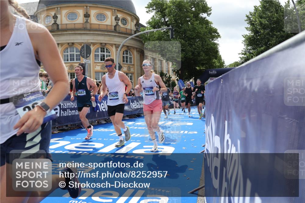 29.06.2025 - hella hamburg halbmarathon Strokosch-Dieckow http://msf.ph/oto/8252957 29.06.2025 10:41:05 Ziel 1136, 2568, 2949, 3332, 3618, 4205, 4380, 4871, 5709, 6550, 6683, 8122, 9358, 9659, 9755, 9815, 10375, 11062, 11922, 12895, 13268, 17100, 17620, 17834, 17971, 18045, 18049 meine-sportfotos.de