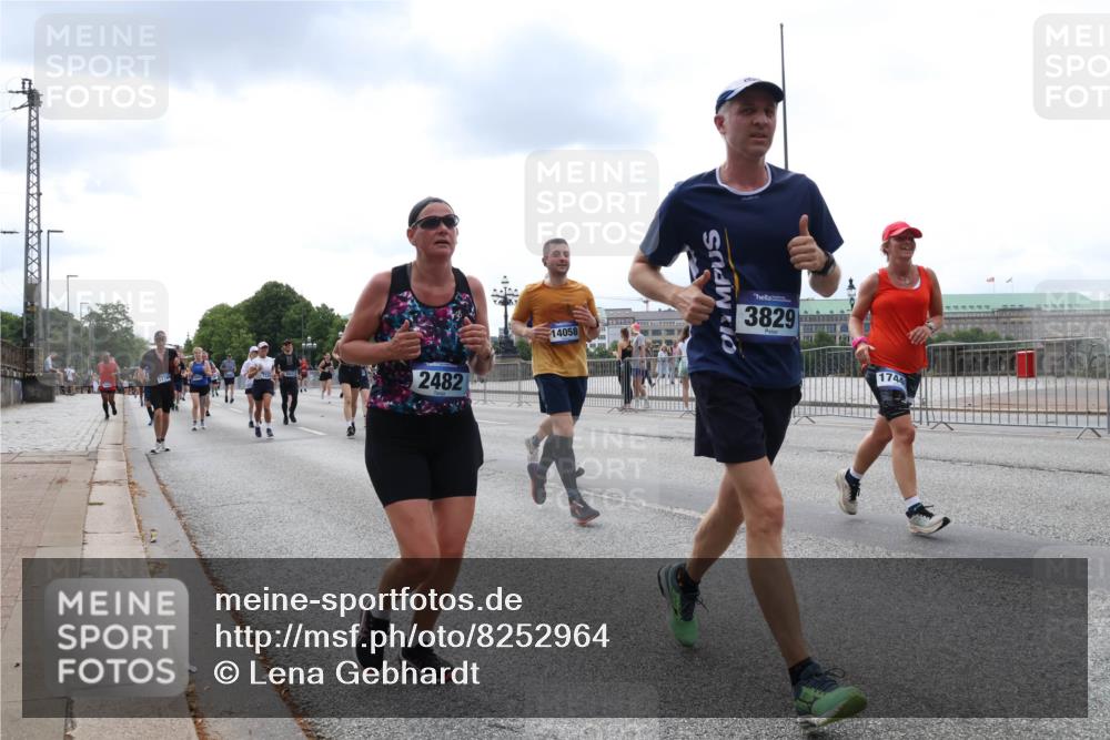 29.06.2025 - hella hamburg halbmarathon Lena Gebhardt http://msf.ph/oto/8252964 29.06.2025 10:34:14 Lombardsbrücke 1417, 1672, 1705, 1787, 1896, 2265, 2412, 2464, 2482, 2496, 2510, 2511, 2526, 2801, 2933, 3145, 3264, 3340, 3345, 3829, 3848, 4479, 4540, 4807, 4824, 4826, 4942, 5561, 5566, 5584, 5609, 5691, 5821, 5822, 5887, 6105, 6171, 6329, 6364, 6515, 6516, 6571, 6574, 6956, 7027, 7324, 7329, 7565, 8202, 8277, 8349, 8375, 8377, 8383, 8401, 8705, 8965, 9094, 9379, 9875, 9995, 10007, 10071, 10360, 10561, 10564, 11872, 13957, 16682, 16919, 17230, 18158, 18941 meine-sportfotos.de