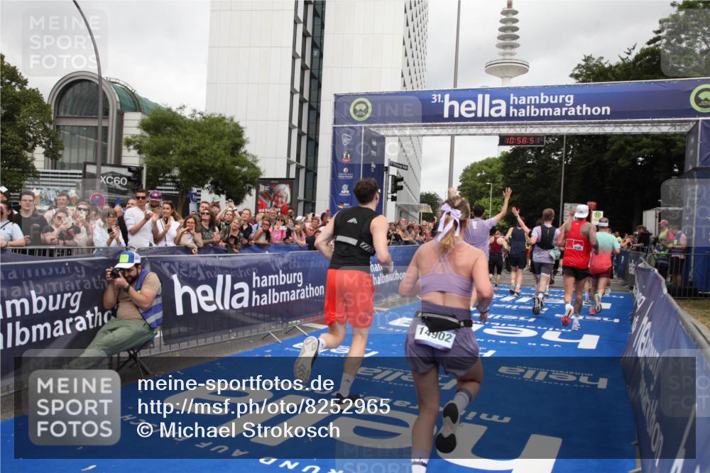 29.06.2025 - hella hamburg halbmarathon Michael Strokosch http://msf.ph/oto/8252965 29.06.2025 10:58:49 Ziel 1319, 2488, 2656, 2840, 5277, 5675, 6592, 6720, 8929, 10539, 10943, 11605, 11846, 13512, 13880, 14266, 14902, 14965, 15197, 16189, 17405, 17630, 17839, 18232, 18587, 18954 meine-sportfotos.de