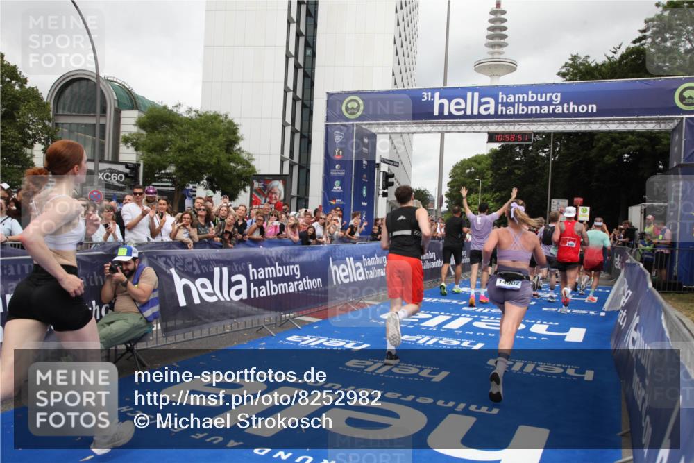 29.06.2025 - hella hamburg halbmarathon Michael Strokosch http://msf.ph/oto/8252982 29.06.2025 10:58:50 Ziel 1319, 2488, 2656, 2840, 5277, 5675, 6720, 8929, 10268, 10539, 10943, 11605, 11846, 13512, 13880, 14266, 14902, 14965, 15197, 16189, 17405, 17630, 17839, 18232, 18587, 18954 meine-sportfotos.de