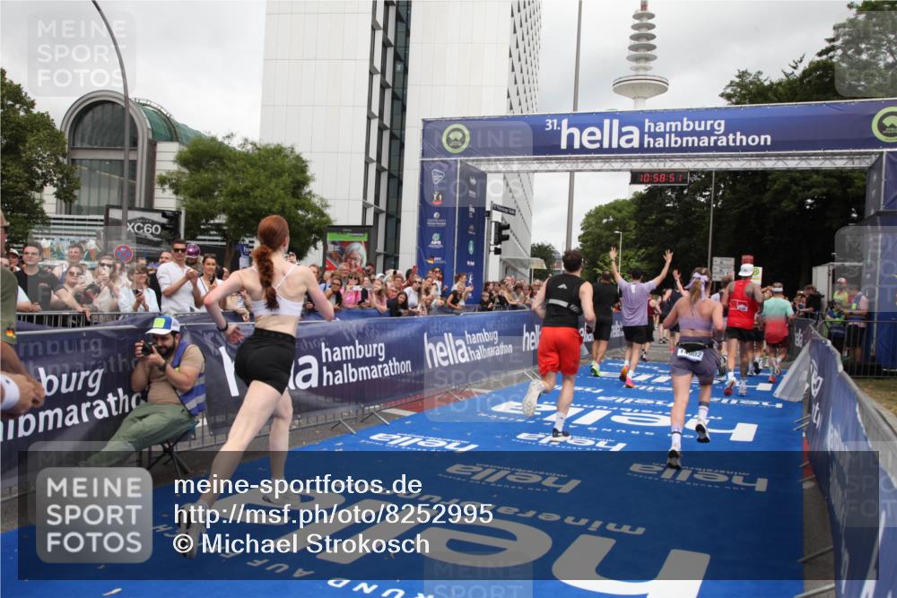 29.06.2025 - hella hamburg halbmarathon Michael Strokosch http://msf.ph/oto/8252995 29.06.2025 10:58:50 Ziel 1319, 2488, 2656, 2840, 5277, 5675, 6720, 8929, 10268, 10539, 10943, 11605, 11846, 13512, 13880, 14266, 14902, 14965, 15197, 16189, 17405, 17630, 17839, 18232, 18587, 18954 meine-sportfotos.de