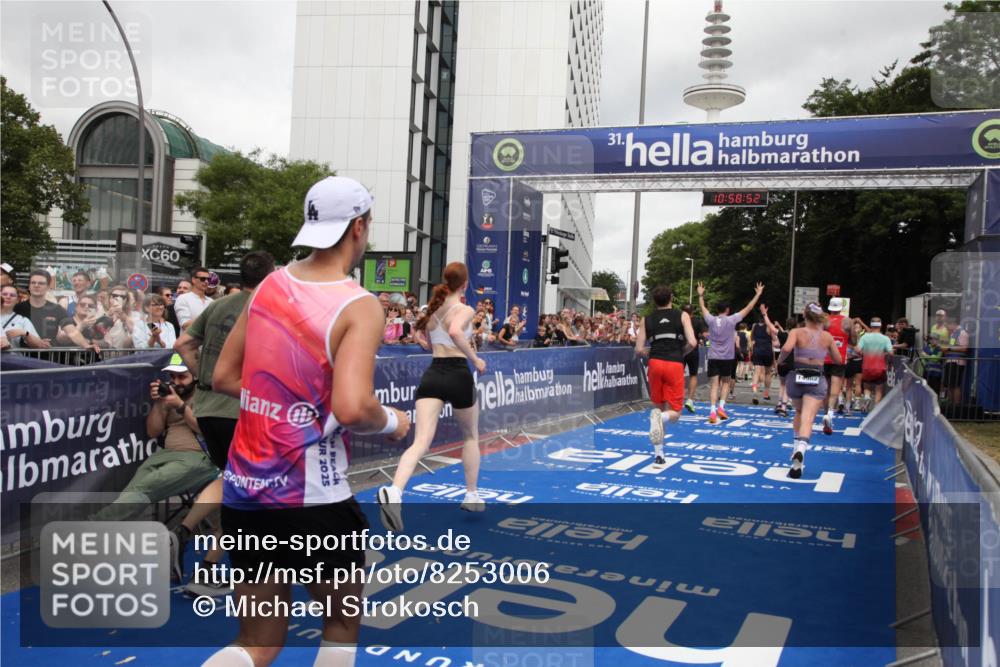 29.06.2025 - hella hamburg halbmarathon Michael Strokosch http://msf.ph/oto/8253006 29.06.2025 10:58:51 Ziel 1319, 2488, 2656, 2840, 3859, 5277, 5675, 6720, 8807, 8929, 10268, 10539, 10943, 11605, 11846, 13512, 13880, 14266, 14902, 14965, 16189, 17405, 17630, 17839, 18232, 18954 meine-sportfotos.de