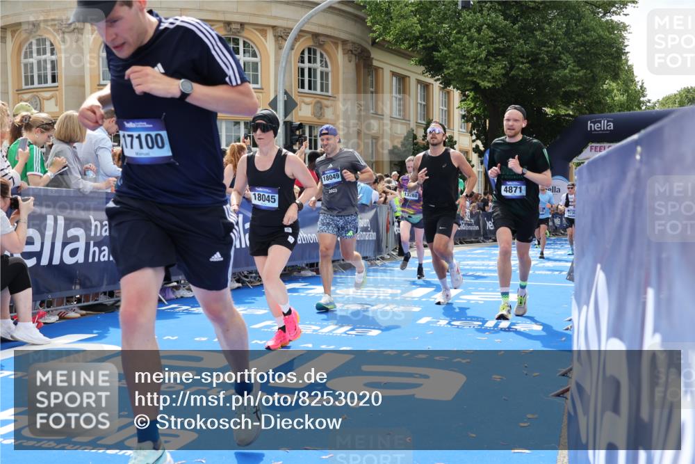 29.06.2025 - hella hamburg halbmarathon Strokosch-Dieckow http://msf.ph/oto/8253020 29.06.2025 10:41:06 Ziel 1136, 2568, 2949, 3332, 3618, 4205, 4380, 4871, 5709, 6550, 6683, 8122, 9358, 9659, 9755, 9815, 10375, 11062, 11922, 12895, 13268, 17100, 17620, 17834, 17971, 18045, 18049 meine-sportfotos.de