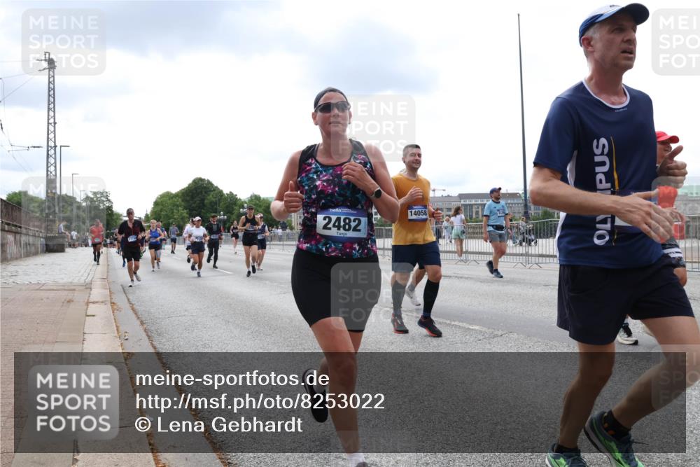 29.06.2025 - hella hamburg halbmarathon Lena Gebhardt http://msf.ph/oto/8253022 29.06.2025 10:34:15 Lombardsbrücke 1417, 1672, 1705, 1787, 2023, 2265, 2412, 2464, 2482, 2496, 2510, 2511, 2526, 2801, 2933, 3145, 3264, 3340, 3345, 3829, 3848, 4479, 4540, 4807, 4824, 4826, 4942, 5561, 5566, 5584, 5609, 5691, 6105, 6171, 6329, 6364, 6515, 6516, 6571, 6574, 6956, 7027, 7324, 7329, 7565, 7644, 8202, 8277, 8349, 8375, 8377, 8383, 8401, 8705, 8965, 9094, 9379, 9875, 9995, 10007, 10071, 10360, 10564, 11872, 13957, 16682, 16919, 17230, 18158, 18941 meine-sportfotos.de