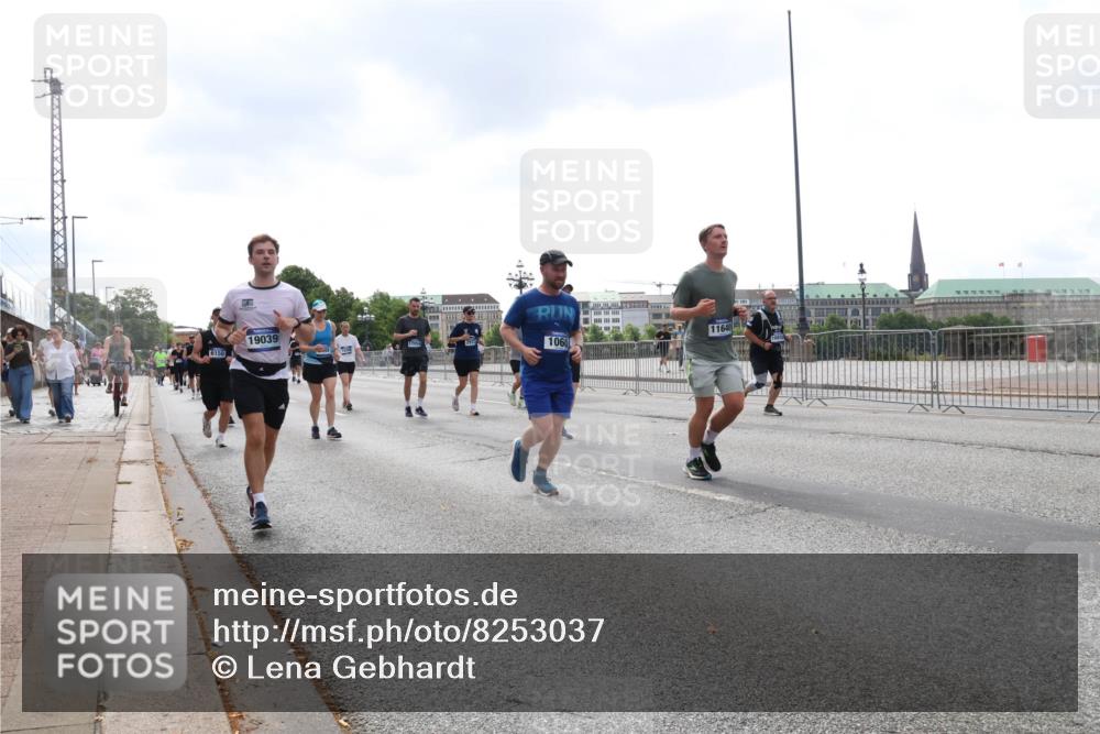 29.06.2025 - hella hamburg halbmarathon Lena Gebhardt http://msf.ph/oto/8253037 29.06.2025 10:45:46 Lombardsbrücke 1004, 1033, 1060, 1085, 1100, 1104, 1421, 1426, 1555, 1713, 1854, 1867, 1868, 1983, 2008, 2216, 2217, 2398, 2522, 2550, 2657, 2664, 2917, 2954, 2965, 2973, 3357, 3377, 3879, 4099, 4102, 4104, 4223, 4224, 4306, 4317, 4388, 4504, 4572, 4820, 5044, 5108, 5339, 5635, 5636, 5769, 5770, 5892, 5949, 6133, 6150, 6333, 6623, 6763, 6911, 6922, 7268, 7283, 7356, 7530, 7541, 7605, 7859, 7894, 8745, 9120, 9121, 9426, 9620, 10030, 10182, 10225, 10327, 10329, 10367, 10511, 11358 meine-sportfotos.de