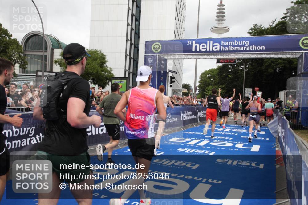 29.06.2025 - hella hamburg halbmarathon Michael Strokosch http://msf.ph/oto/8253046 29.06.2025 10:58:51 Ziel 1319, 2488, 2656, 2840, 3859, 5277, 5675, 6720, 8807, 8929, 10268, 10539, 10943, 11605, 11846, 13512, 13880, 14266, 14902, 14965, 16189, 17405, 17630, 17839, 18232, 18954 meine-sportfotos.de