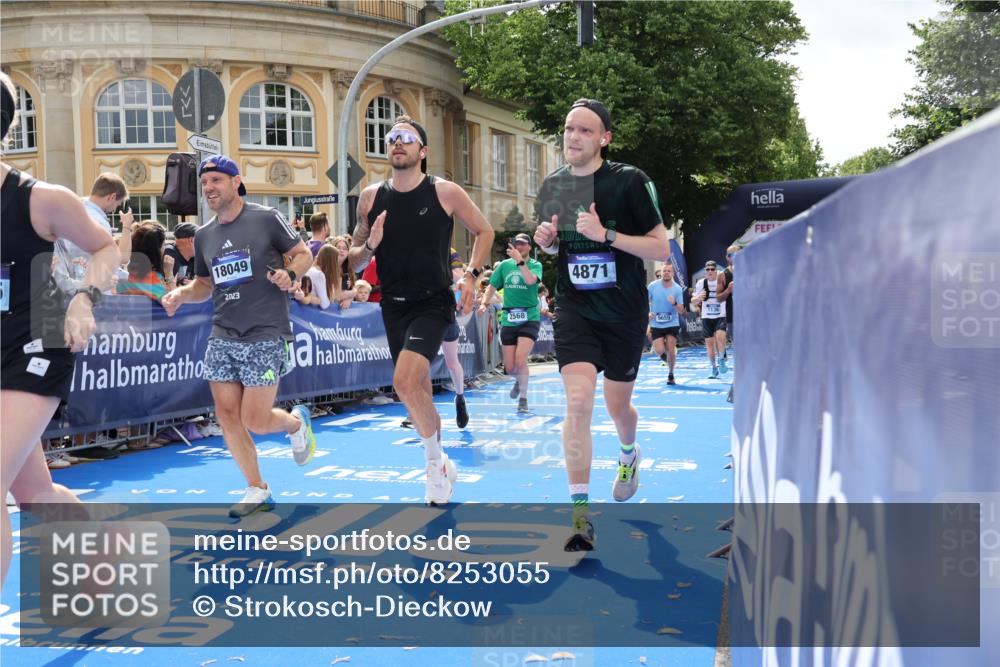 29.06.2025 - hella hamburg halbmarathon Strokosch-Dieckow http://msf.ph/oto/8253055 29.06.2025 10:41:07 Ziel 1136, 2568, 2949, 3332, 3618, 4205, 4380, 4871, 5387, 5709, 6550, 6683, 6901, 8122, 9358, 9659, 9711, 9755, 9815, 10375, 11062, 12434, 12895, 13268, 17100, 17620, 17834, 17971, 18045, 18049 meine-sportfotos.de