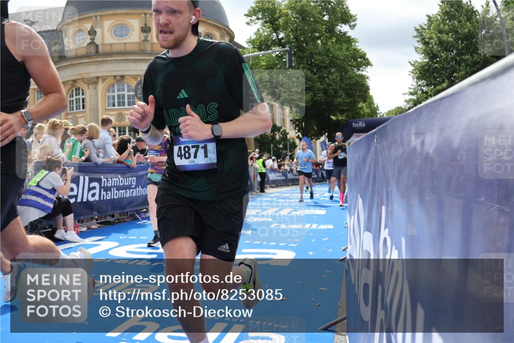29.06.2025 - hella hamburg halbmarathon Strokosch-Dieckow http://msf.ph/oto/8253085 29.06.2025 10:41:08 Ziel 1136, 2568, 2949, 3332, 3618, 4205, 4380, 4871, 5387, 5709, 6683, 6901, 8122, 9358, 9659, 9711, 9815, 10375, 12434, 12895, 13268, 17100, 17620, 17834, 17971, 18045, 18049 meine-sportfotos.de