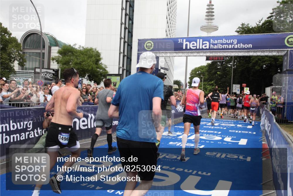 29.06.2025 - hella hamburg halbmarathon Michael Strokosch http://msf.ph/oto/8253094 29.06.2025 10:58:52 Ziel 2159, 2488, 2656, 2840, 3859, 5277, 5675, 6720, 8807, 8929, 10268, 10539, 10943, 11605, 11846, 13512, 13880, 14266, 14902, 14965, 17405, 17630, 17839, 18232, 18954 meine-sportfotos.de