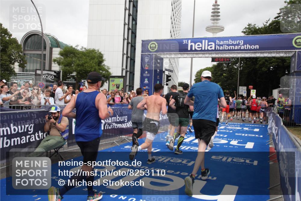29.06.2025 - hella hamburg halbmarathon Michael Strokosch http://msf.ph/oto/8253110 29.06.2025 10:58:52 Ziel 2159, 2488, 2656, 2840, 3859, 5277, 5675, 6720, 8807, 8929, 10268, 10539, 10943, 11605, 11846, 13512, 13880, 14266, 14902, 14965, 17405, 17630, 17839, 18232, 18954 meine-sportfotos.de