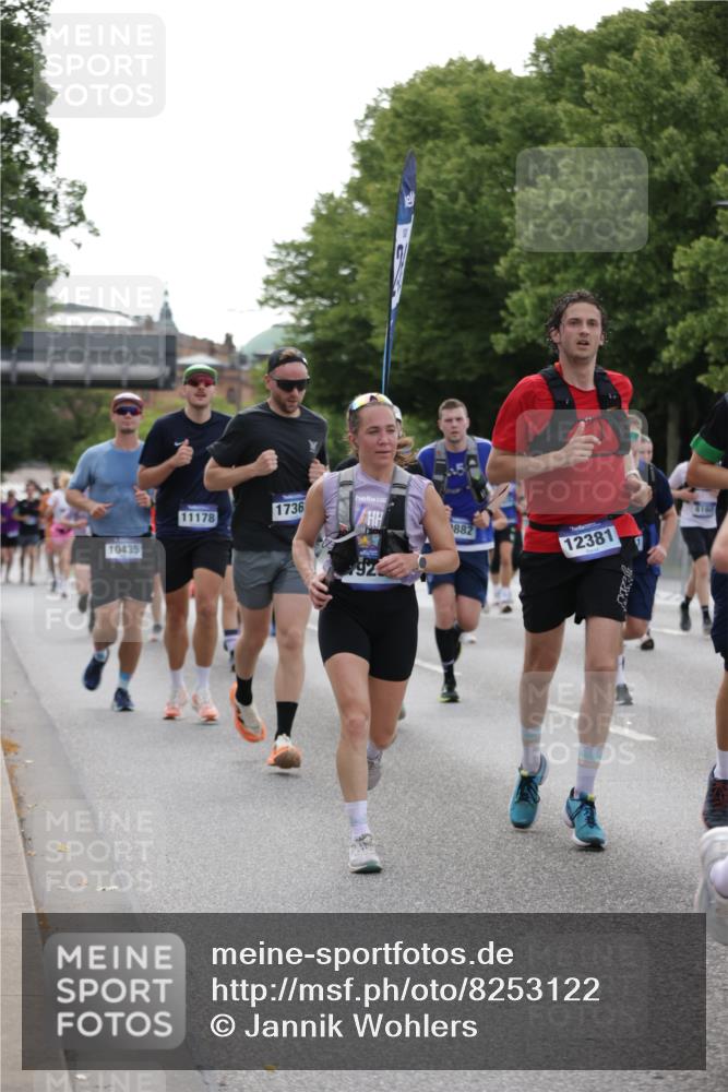 29.06.2025 - hella hamburg halbmarathon Jannik Wohlers http://msf.ph/oto/8253122 29.06.2025 10:31:15 Lombardsbrücke 1235, 1373, 1844, 1879, 2831, 2832, 3396, 3397, 3424, 3571, 3681, 4953, 5165, 5965, 6160, 6546, 6573, 6640, 7334, 7772, 8304, 8620, 8806, 9078, 9104, 9183, 9478, 9812, 9882, 9883, 10240, 10421, 10435, 10586, 11178, 11587, 12381, 12758, 13724, 14793, 15024, 15102, 15222, 15575, 16310, 16541, 17043, 17362, 17404, 17517, 17989, 18433, 18507, 18613, 18629, 18672, 18943, 19068, 19233 meine-sportfotos.de