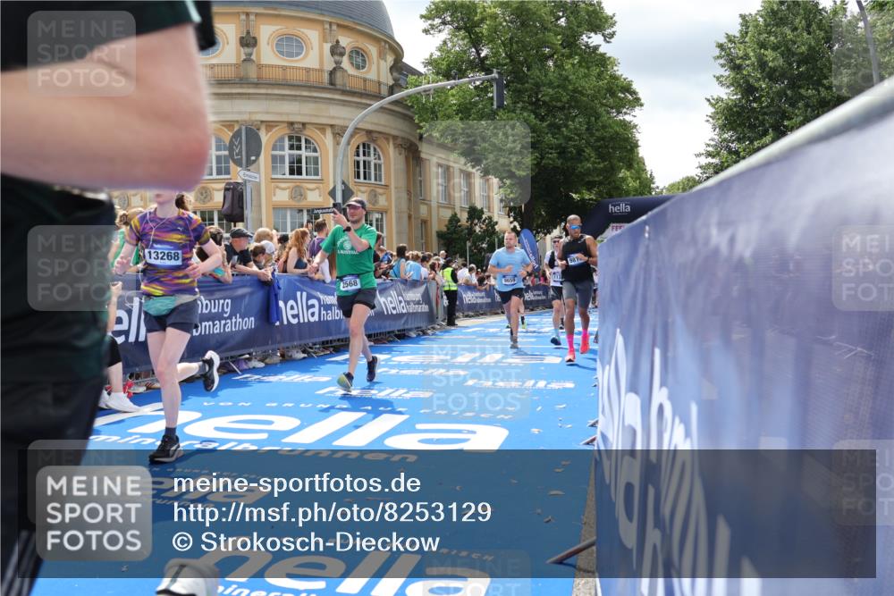 29.06.2025 - hella hamburg halbmarathon Strokosch-Dieckow http://msf.ph/oto/8253129 29.06.2025 10:41:08 Ziel 1136, 2568, 2949, 3332, 3618, 4205, 4380, 4871, 5387, 5709, 6683, 6901, 8122, 9358, 9659, 9711, 9815, 10375, 12434, 12895, 13268, 17100, 17620, 17834, 17971, 18045, 18049 meine-sportfotos.de