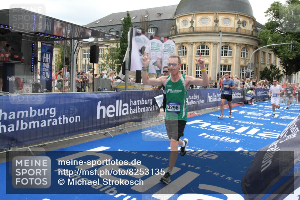 29.06.2025 - hella hamburg halbmarathon Michael Strokosch http://msf.ph/oto/8253135 29.06.2025 10:50:15 Ziel 1119, 1507, 3296, 3562, 7176, 7930, 7932, 8313, 8921, 10371, 11607, 12203, 12235, 13282, 14257, 15620, 18228, 18657, 18658, 18811, 19040 meine-sportfotos.de