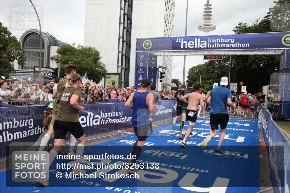 29.06.2025 - hella hamburg halbmarathon Michael Strokosch http://msf.ph/oto/8253138 29.06.2025 10:58:53 Ziel 2159, 2488, 2840, 3859, 4833, 5277, 5675, 5885, 6720, 8807, 8929, 10268, 10539, 12734, 13512, 13880, 14266, 14673, 14902, 14965, 17405, 17630, 17839, 18232, 18954 meine-sportfotos.de
