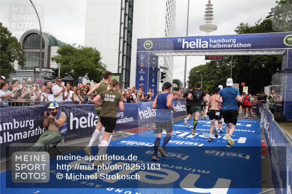 29.06.2025 - hella hamburg halbmarathon Michael Strokosch http://msf.ph/oto/8253163 29.06.2025 10:58:53 Ziel 2159, 2488, 2840, 3859, 4833, 5277, 5675, 5885, 6720, 8807, 8929, 10268, 10539, 12734, 13512, 13880, 14266, 14673, 14902, 14965, 17405, 17630, 17839, 18232, 18954 meine-sportfotos.de
