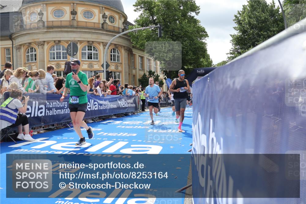 29.06.2025 - hella hamburg halbmarathon Strokosch-Dieckow http://msf.ph/oto/8253164 29.06.2025 10:41:08 Ziel 1136, 2568, 2949, 3332, 3618, 4205, 4380, 4871, 5387, 5709, 6683, 6901, 8122, 9358, 9659, 9711, 9815, 10375, 12434, 12895, 13268, 17100, 17620, 17834, 17971, 18045, 18049 meine-sportfotos.de