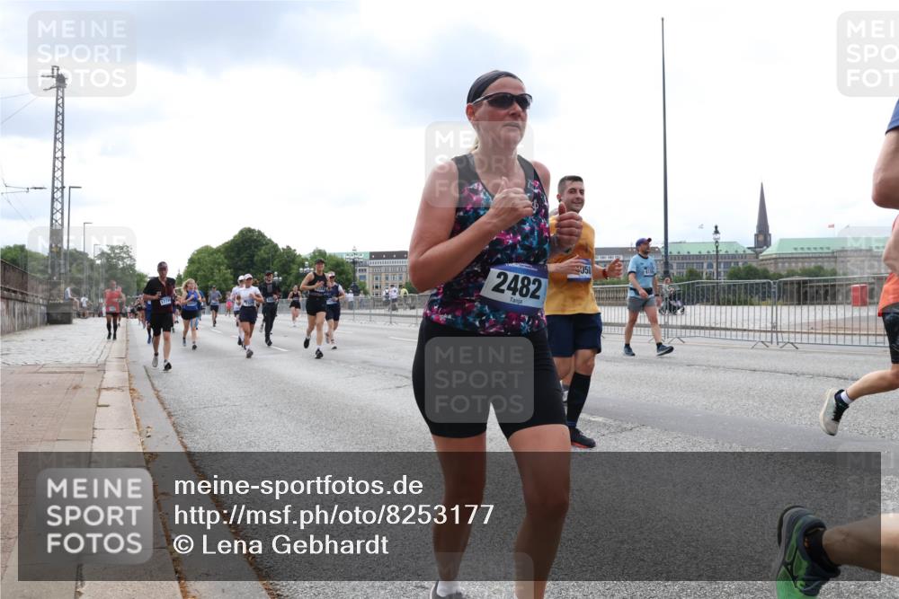 29.06.2025 - hella hamburg halbmarathon Lena Gebhardt http://msf.ph/oto/8253177 29.06.2025 10:34:15 Lombardsbrücke 1417, 1672, 1705, 1787, 2023, 2265, 2412, 2464, 2482, 2496, 2510, 2511, 2526, 2801, 2933, 3145, 3264, 3340, 3345, 3829, 3848, 4479, 4540, 4807, 4824, 4826, 4942, 5561, 5566, 5584, 5609, 5691, 6105, 6171, 6329, 6364, 6515, 6516, 6571, 6574, 6956, 7027, 7324, 7329, 7565, 7644, 8202, 8277, 8349, 8375, 8377, 8383, 8401, 8705, 8965, 9094, 9379, 9875, 9995, 10007, 10071, 10360, 10564, 11872, 13957, 16682, 16919, 17230, 18158, 18941 meine-sportfotos.de